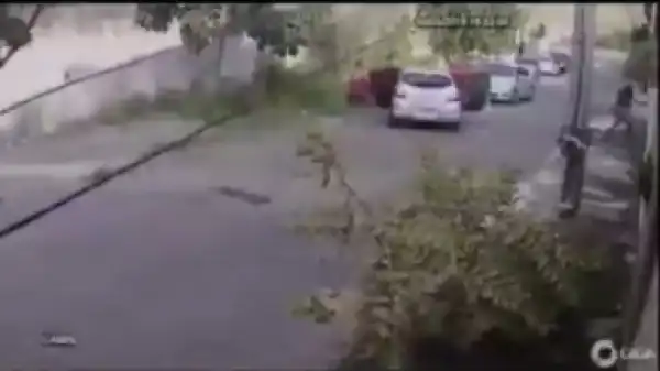 Driver Uses His Car Horn To Scare Away Armed Robbers